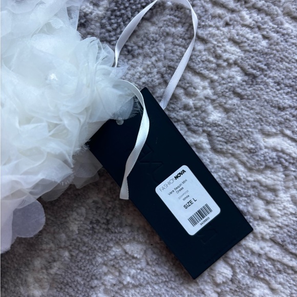 Strapless satin flower appliqué dress - Picture 5 of 10